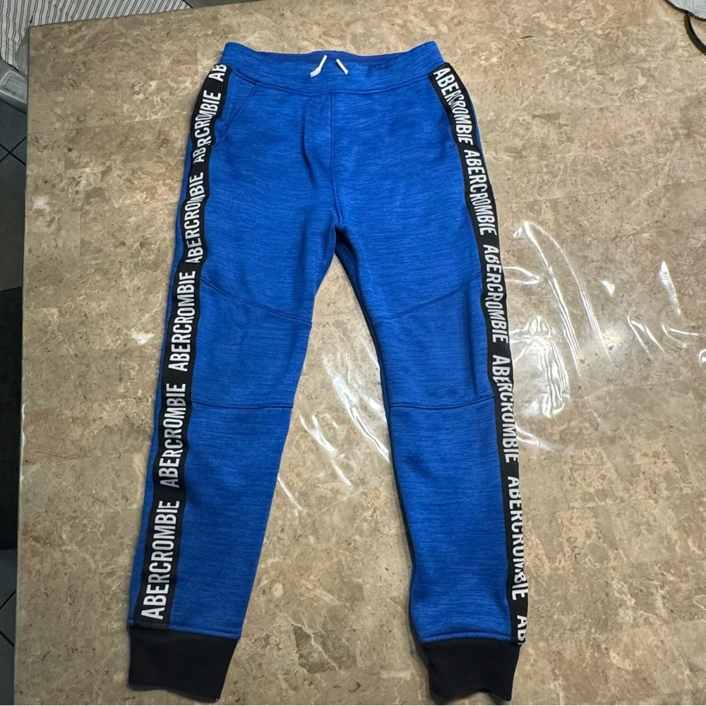 Abercrombie kids boys blue jogger sweatpants 
Like new condition 
Size 11/12 - Picture 3 of 6